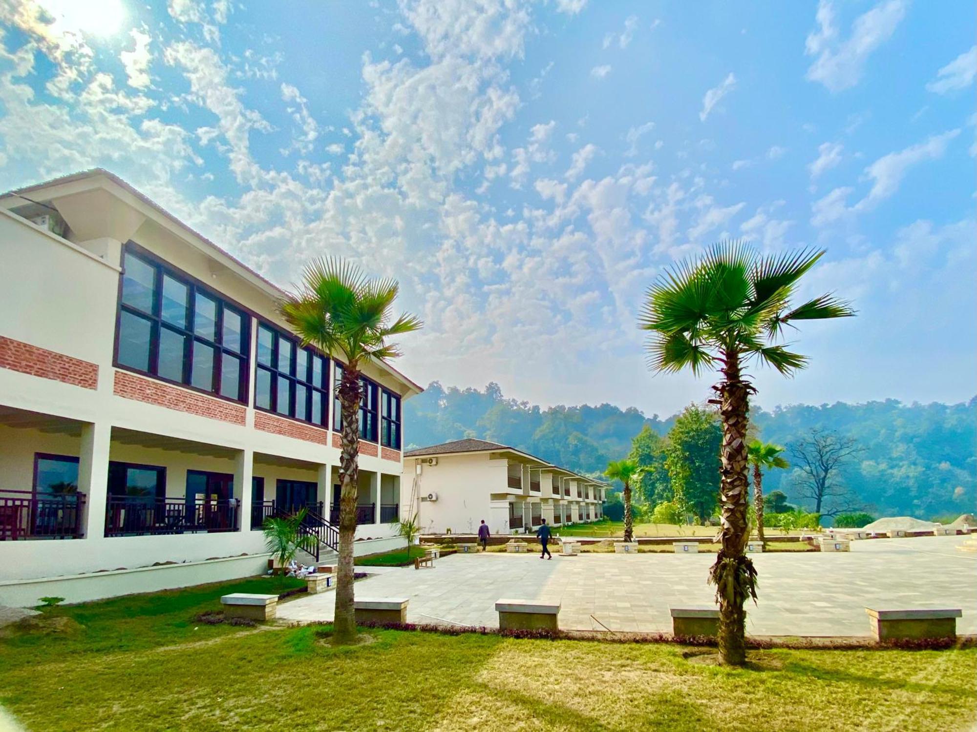 Regenta Resort & Spa By Riverside, Читван Екстериор снимка